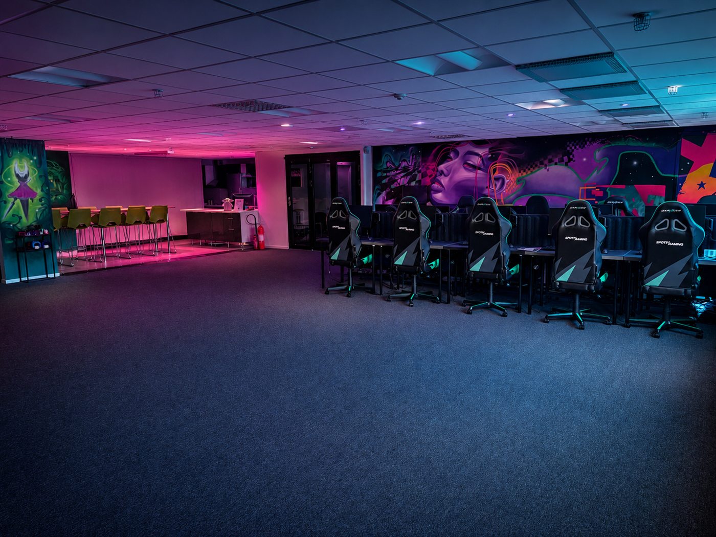 Gamingcenter i Gustavsberg med datorer, lounge och sociala ytor