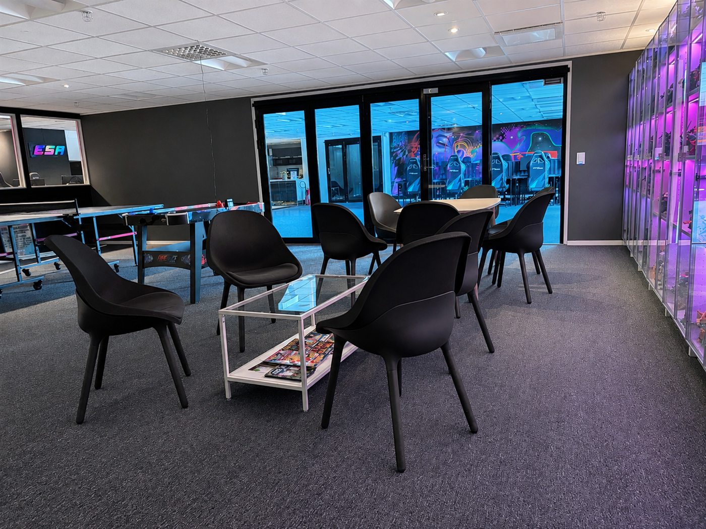 Loungeyta med bord och sittplatser i gamingcentret