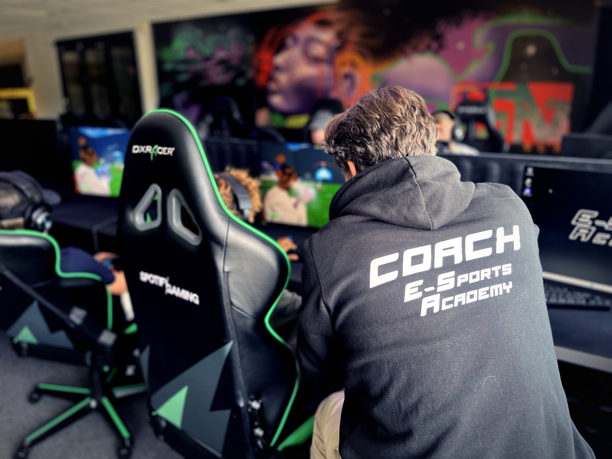 Barn och unga spelar e-sport tillsammans i lokalen