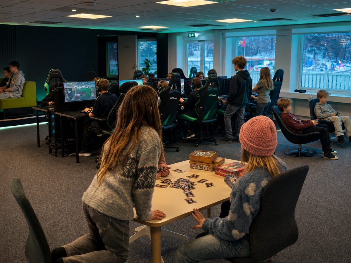 Barn och unga som spelar tillsammans i E-Sports Academys lokal