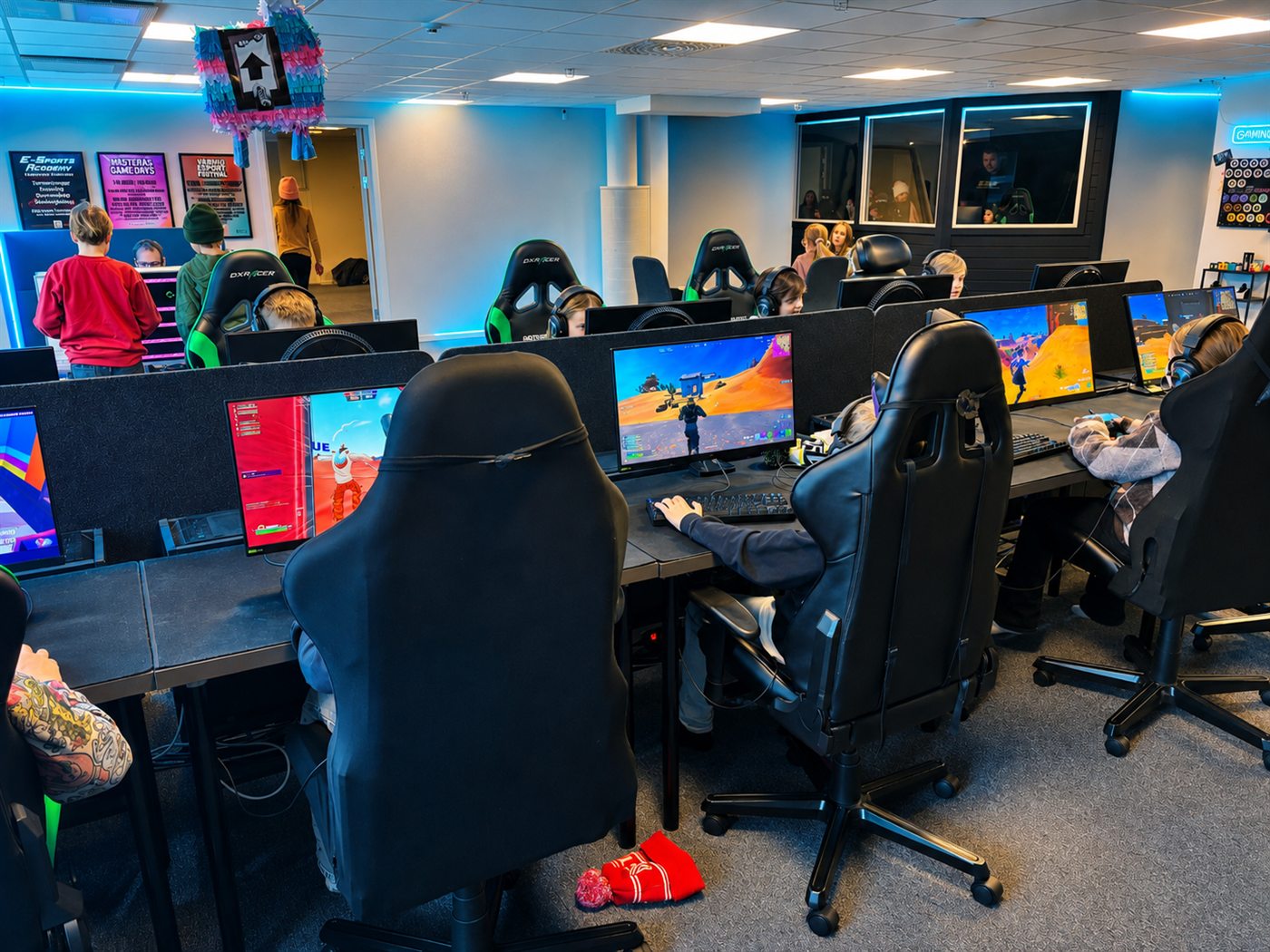 Barn och unga spelar tillsammans i E-Sports Academys gamingcenter