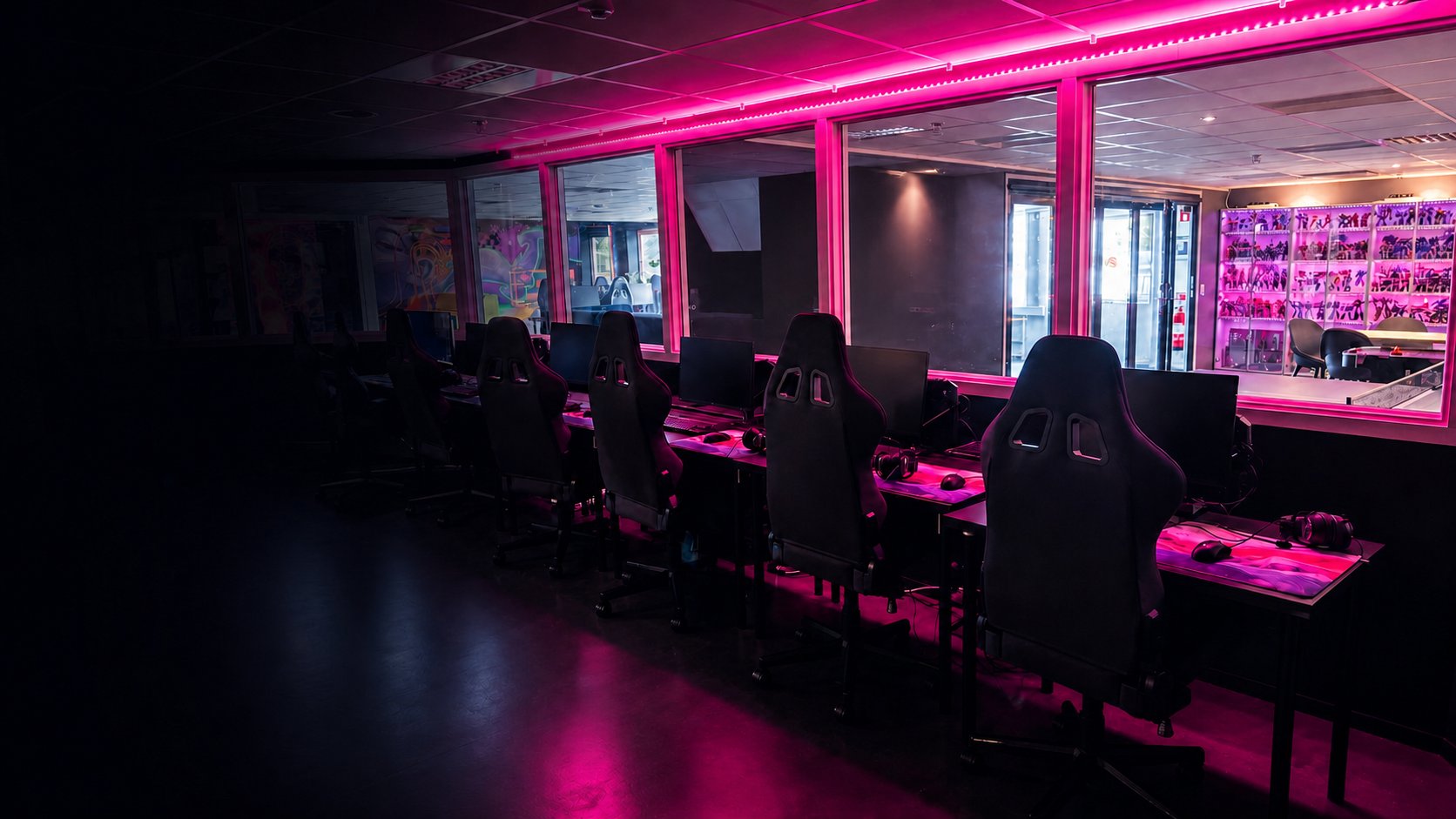 E-Sports Academys gamingcenter med datorplatser och rosa LED-belysning